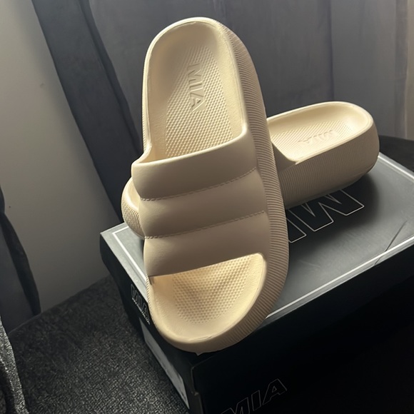 Women’s Slides - Picture 3 of 3